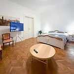 Goldy River 3 Bdr & 1 Bth Xxl 120m2 Apartment Prague